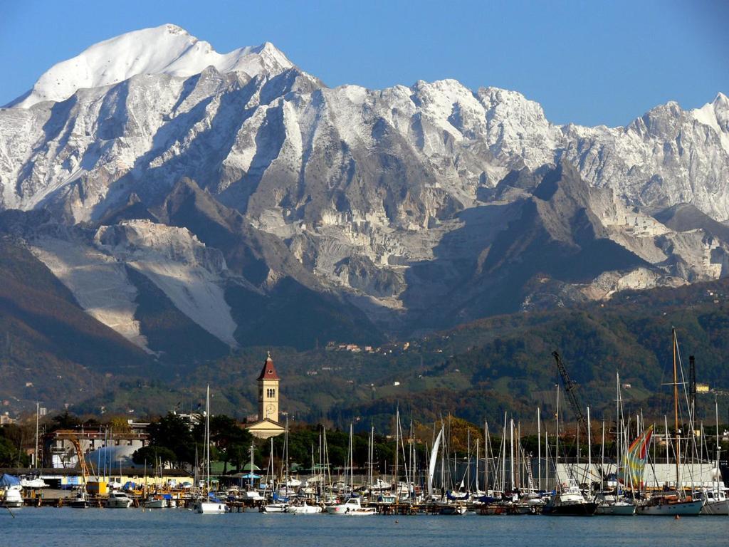 Between Pisa And 5 Terre Marina Di Carrara Ngoại thất bức ảnh